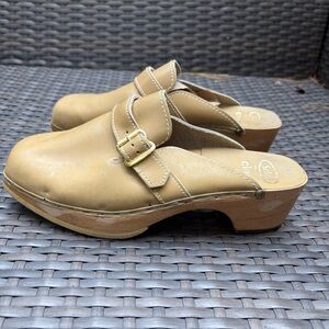 New Vintage ‘73  Scholl Leather Clogs in Tan